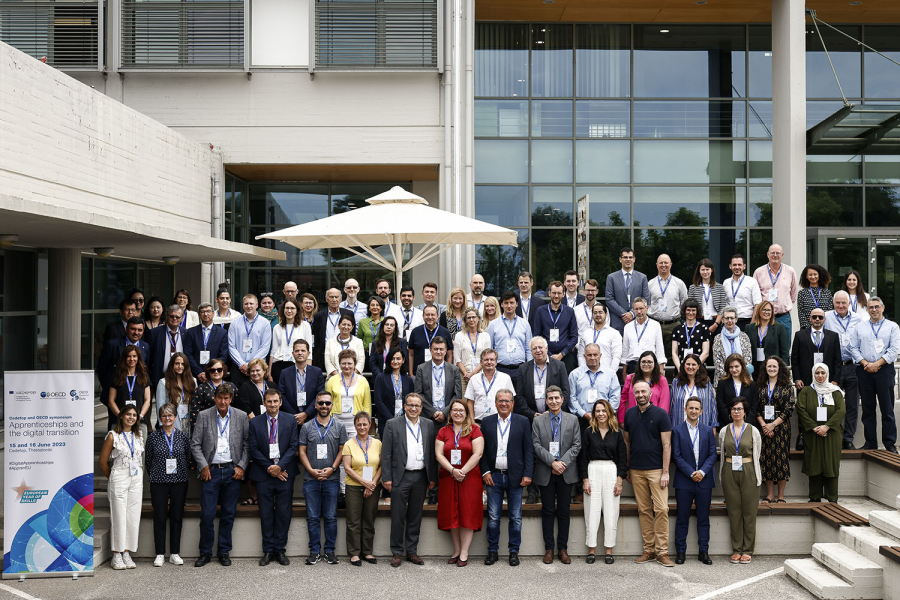 Family photo, Cedefop-OECD symposium 2023
