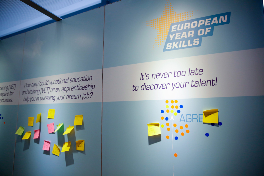 Banners with text and notes and European Year of Skills logo