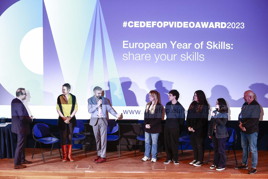 People on stage, #CedefopVideoAward visual at the background
