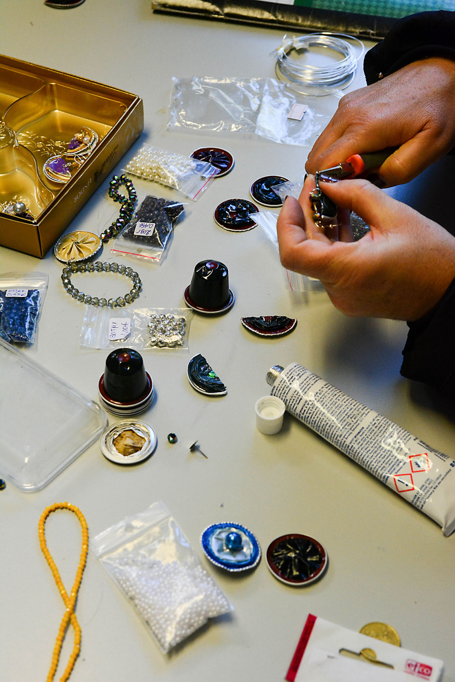 Preparing jewellery from espresso capsules
